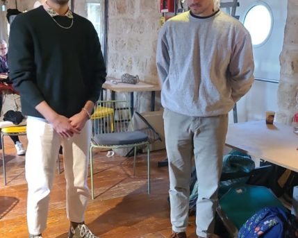 מגן צוואר עם תאורה. נעשה משקיות חיים פרזון